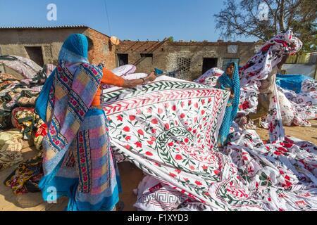 India, Rajasthan State, Sanganer, textile factory, cutting textiles Stock Photo