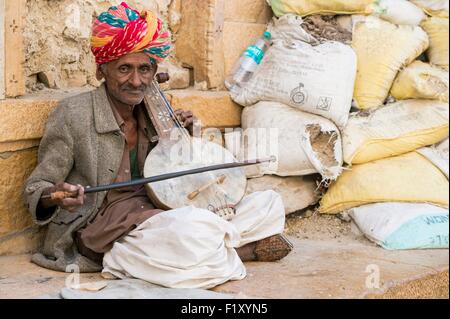 India, Rajasthan state, Jaisalmer, gipsy musician from the Thar desert Stock Photo