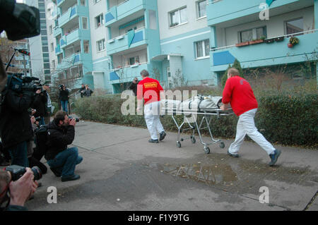 Berlin 4.12.06:  Mitarbeiter der Gerichtsmedizin transportieren eine Leiche ab - In einer Wohnung in einem Plattenbau im Berline Stock Photo