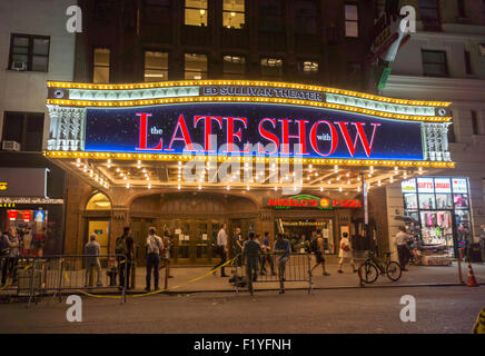 Louis Vuitton luxury store on the 5th avenue, New York City, USA Stock  Photo - Alamy