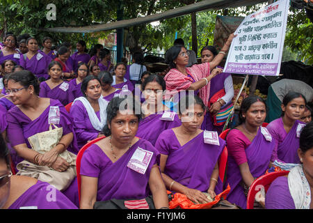 Kolkata, Indian state West Bengal. 8th Sep, 2015. Indian female members of Accredited Social Health Activist (ASHA) attend a rally demanding higher salaries and asking to solve other problems in Kolkata, capital of eastern Indian state West Bengal, Sept. 8, 2015. ASHAs are important parts of the health system in India. © Tumpa Mondal/Xinhua/Alamy Live News Stock Photo