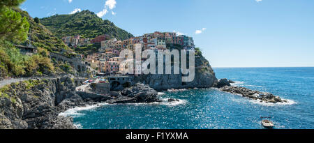 Colorful houses on cliffs, Manarola, Cinque Terre, La Spezia Province, Liguria, Italy Stock Photo