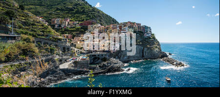 Colorful houses on cliffs, Manarola, Cinque Terre, La Spezia Province, Liguria, Italy Stock Photo