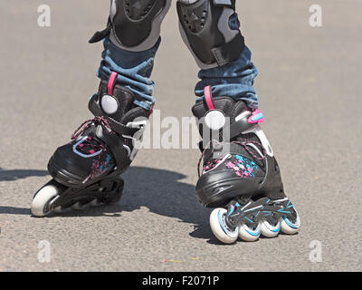 Beine eines Kindes mit Rollschuhen Stock Photo
