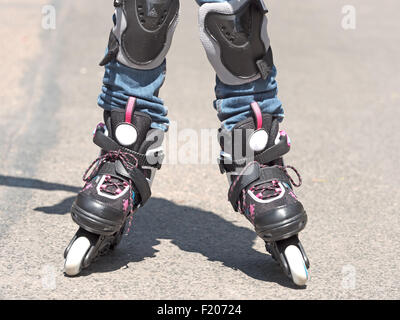 Beine eines Kindes mit Rollerskates Stock Photo