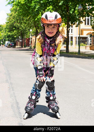 Kind fährt Rollerskates Stock Photo