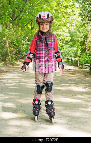 Kind fährt Rollerskates Stock Photo