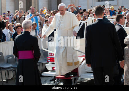 Vatican City. 9th September, 2015. Pope Francis waves to pilgrims upon his arrival in St Peter's square at the Vatican on September 9, 2015, for his weekly general audience. Credit:  Massimo Valicchia/Alamy Live News Stock Photo