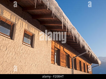 Eiszapfen hängen am Dach Stock Photo
