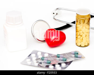 Stethoskop mit Herz und verschiedenen Medikamenten Stock Photo