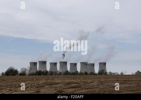 Cottam coal-fired Power Station, near Retford, Nottinghamshire. View of the eight cooling towers and chimney looking west from Torksey. Stock Photo