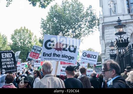 London, UK. 9 September 2015.  Pro-Palestine and pro-Israel demonstrators gather opposite each other outside Downing Street.  Pro-Palestine demonstrators are calling on British Prime Minister David Cameron to impose sanctions on Israel as Prime Minister Benjamin Netanyahu arrives in the UK for a 2 day visit. Credit:  Stephen Chung / Alamy Live News Stock Photo