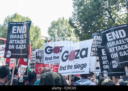 London, UK. 9 September 2015.  Pro-Palestine and pro-Israel demonstrators gather opposite each other outside Downing Street.  Pro-Palestine demonstrators are calling on British Prime Minister David Cameron to impose sanctions on Israel as Prime Minister Benjamin Netanyahu arrives in the UK for a 2 day visit. Credit:  Stephen Chung / Alamy Live News Stock Photo