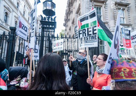 London, UK. 9 September 2015.  Pro-Palestine and pro-Israel demonstrators gather opposite each other outside Downing Street.  Pro-Palestine demonstrators are calling on British Prime Minister David Cameron to impose sanctions on Israel as Prime Minister Benjamin Netanyahu arrives in the UK for a 2 day visit. Credit:  Stephen Chung / Alamy Live News Stock Photo