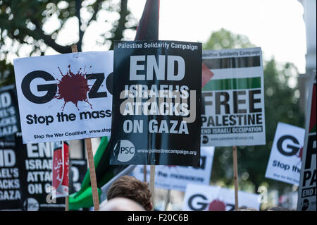 London, UK. 9 September 2015.  Pro-Palestine and pro-Israel demonstrators gather opposite each other outside Downing Street.  Pro-Palestine demonstrators are calling on British Prime Minister David Cameron to impose sanctions on Israel as Prime Minister Benjamin Netanyahu arrives in the UK for a 2 day visit. Credit:  Stephen Chung / Alamy Live News Stock Photo