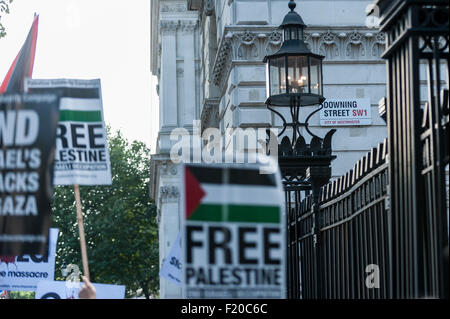 London, UK. 9 September 2015.  Pro-Palestine and pro-Israel demonstrators gather opposite each other outside Downing Street.  Pro-Palestine demonstrators are calling on British Prime Minister David Cameron to impose sanctions on Israel as Prime Minister Benjamin Netanyahu arrives in the UK for a 2 day visit. Credit:  Stephen Chung / Alamy Live News Stock Photo