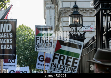 London, UK. 9 September 2015.  Pro-Palestine and pro-Israel demonstrators gather opposite each other outside Downing Street.  Pro-Palestine demonstrators are calling on British Prime Minister David Cameron to impose sanctions on Israel as Prime Minister Benjamin Netanyahu arrives in the UK for a 2 day visit. Credit:  Stephen Chung / Alamy Live News Stock Photo