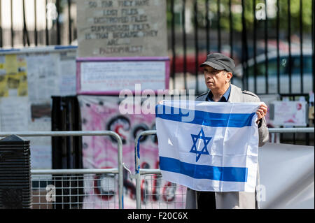 London, UK. 9 September 2015.  Pro-Palestine and pro-Israel demonstrators gather opposite each other outside Downing Street.  Pro-Palestine demonstrators are calling on British Prime Minister David Cameron to impose sanctions on Israel as Prime Minister Benjamin Netanyahu arrives in the UK for a 2 day visit. Credit:  Stephen Chung / Alamy Live News