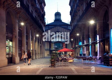 Spain, Catalonia, Barcelona, Born area, also known as La Ribera, The old Born Market nowadays become a cultural center El Born Centre Cultural, People enjoying a drink outdoors Stock Photo