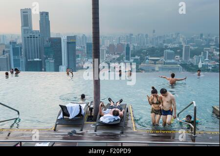 Singapore, Marina Bay, swimming-pool on the rooftop of Marina Bay Sands, luxuary hotel opened in 2010 Stock Photo