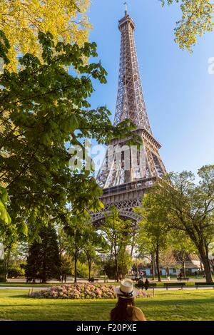 France, Paris, the Champs de Mars gardens and Eiffel Tower Stock Photo