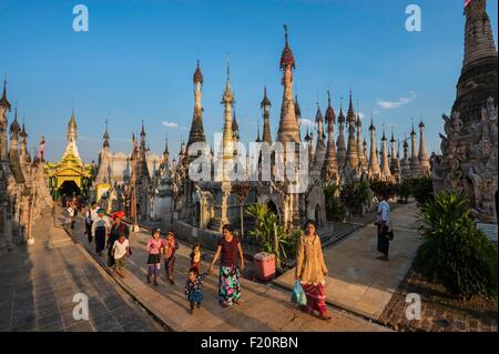 Myanmar (Burma), Shan state, Pao's tribe, Kakku, Pao pilgrims wearing traditional costumes during Kakku's pagoda festival organised for the full moon of the Tabaung month of burmese calendar Stock Photo