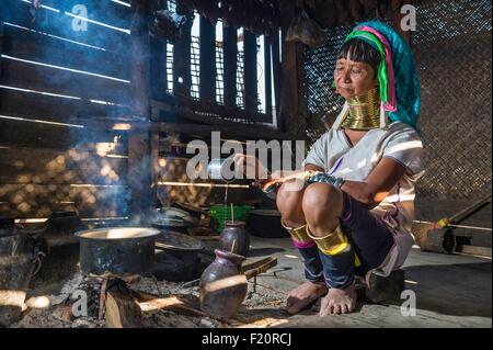 Myanmar (Burma), Kayah state, Kayan tribe (Padaung), Demawso, Moe Bu cooking Stock Photo