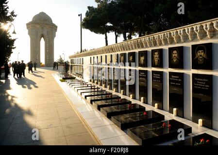 Azerbaijan, Baku, Martyrs' Lane (Alley of Martyrs), memorial and tombs of those killed by the soviet army during Black January on 20-01-1990 and later those killed in Nagorno-Karabakh war, 25th Martyrs' Day commemoration in 2015 Stock Photo