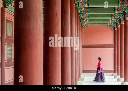 South Korea, Seoul, Jongno-gu, Gyeongbokgung Palace, royal palaces built during the Joseon Dynasty, Korean traditional dress Stock Photo