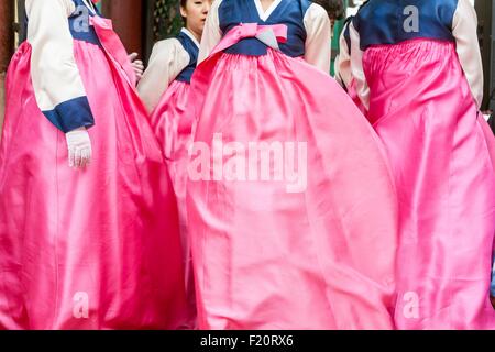 South Korea, Seoul, Jongno-gu, Jogyesa temple (Headquarters Jogye order of Korean Buddhism) was founded in the 14th century, women in traditional costume (hanbok) Stock Photo