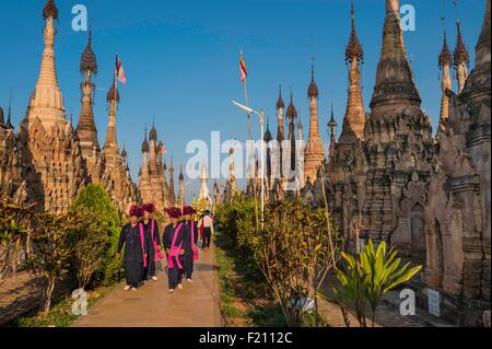 Myanmar (Burma), Shan state, Pao's tribe, Kakku, Pao pilgrims wearing traditional costumes during Kakku's pagoda festival organised for the full moon of the Tabaung month of burmese calendar Stock Photo