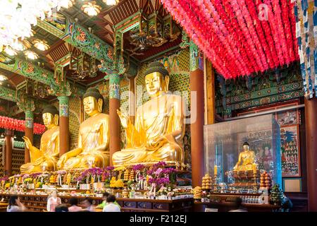 South Korea, Seoul, Jongno-gu, Jogyesa temple (Headquarters Jogye order of Korean Buddhism) was founded in the 14th century, central pavilion from 1910 with statues of Buddha Stock Photo