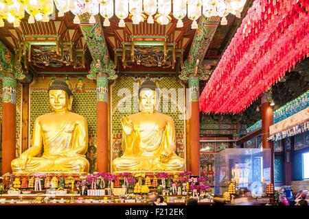 South Korea, Seoul, Jongno-gu, Jogyesa temple (Headquarters Jogye order of Korean Buddhism) was founded in the 14th century, central pavilion from 1910 with statues of Buddha Stock Photo