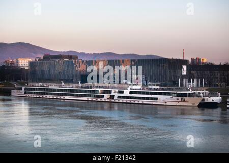 Austria, Upper Austria, Linz, Lentos Museum over the Danube and ship Stock Photo