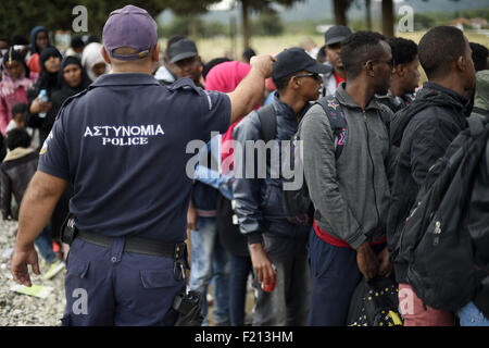 Gevgelija, Greece. 7th Oct, 2015. Greece/Macedonia border Idomeni/Gevgelija September, 08 2015.thousands of migrants were pouring over the frontier between Greece and Macedonia as they made their way towards the European Union following a day of tensions with police.Under the watchful eye of Macedonian police wearing bulletproof vests, they crosses the border, several dozen at a time. © Danilo Balducci/ZUMA Wire/Alamy Live News Stock Photo