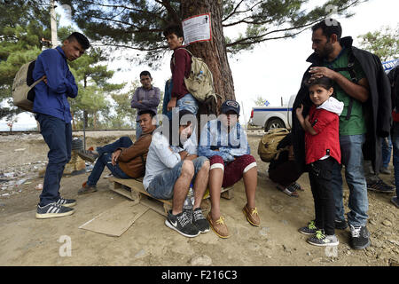 Gevgelija, Greece. 7th Oct, 2015. Greece/Macedonia border Idomeni/Gevgelija September, 08 2015.thousands of migrants were pouring over the frontier between Greece and Macedonia as they made their way towards the European Union following a day of tensions with police.Under the watchful eye of Macedonian police wearing bulletproof vests, they crosses the border, several dozen at a time. © Danilo Balducci/ZUMA Wire/Alamy Live News Stock Photo