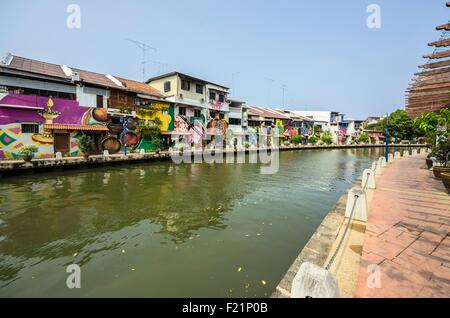 Brightly painted houses along the Malacca River, district of Kampung Bakar Batu, Malacca or Melaka, Malaysia Stock Photo