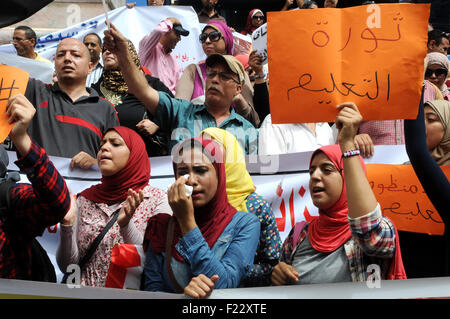 Cairo, Egypt. 9th Sep, 2015. Egyptian teachers and students shout slogans during a protest against the Minister of Education Moheb El-Rafie, and demanding for his dismissal, outside the journalists syndicate, in Cairo on September 10, 2015 © Amr Sayed/APA Images/ZUMA Wire/Alamy Live News Stock Photo
