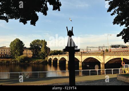 Glasgow, Scotland, UK. 11th September, 2015. The statue of La Pasionaria is bathed in late summer sunshine on the banks of the River Clyde, Glasgow. Credit:  Tony Clerkson/Alamy Live News Stock Photo