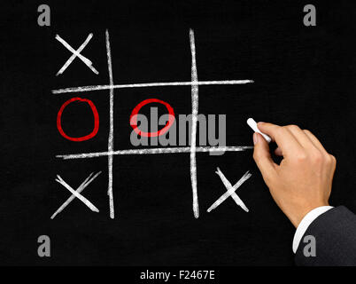 Una partita di tris (Tic Tac Toe) gioco per bambini in un parco Foto stock  - Alamy