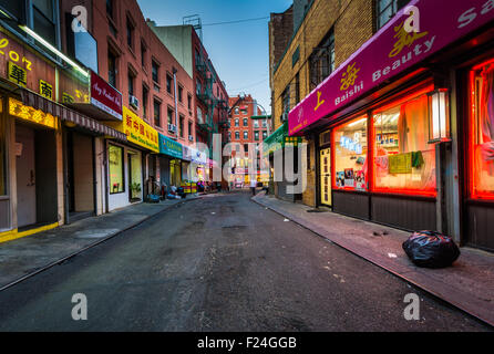 Doyers Street in Chinatown, Manhattan, New York Stock Photo - Alamy