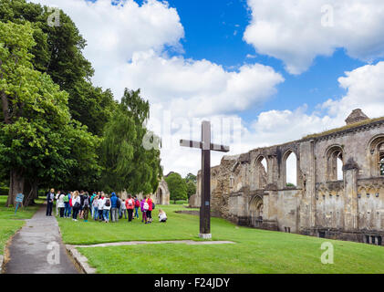 Party of school students at the ruins of Glastonbury Abbey, Glastonbury, Somerset, England, UK Stock Photo