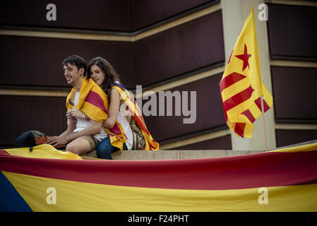 Sept. 11, 2015 - A young Catalan pro-independence couple is seen overlooking thousands of Catalans in white shirts filling Barcelona's Meridiana Street on Catalonia's national day to claim the independence from Spain © Matthias Oesterle/ZUMA Wire/Alamy Live News Stock Photo