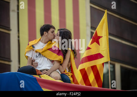 Sept. 11, 2015 - A young Catalan pro-independence couple kisses while thousands of Catalans in white shirts fill Barcelona's Meridiana Street on Catalonia's national day to claim the independence from Spain © Matthias Oesterle/ZUMA Wire/Alamy Live News Stock Photo