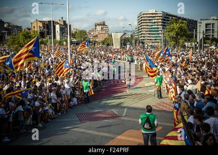 Sept. 11, 2015 - Thousands of Catalans in white shirts fill Barcelona's Meridiana Street waving flags as they rally on Catalonia's national day to claim the independence from Spain © Matthias Oesterle/ZUMA Wire/Alamy Live News Stock Photo