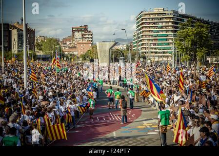 Sept. 11, 2015 - Thousands of Catalans in white shirts fill Barcelona's Meridiana Street waving flags as they rally on Catalonia's national day to claim the independence from Spain © Matthias Oesterle/ZUMA Wire/Alamy Live News Stock Photo