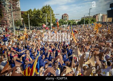 Sept. 11, 2015 - Thousands of Catalans in white shirts fill Barcelona's Meridiana Street waving flags as they rally on Catalonia's national day to claim the independence from Spain © Matthias Oesterle/ZUMA Wire/Alamy Live News Stock Photo