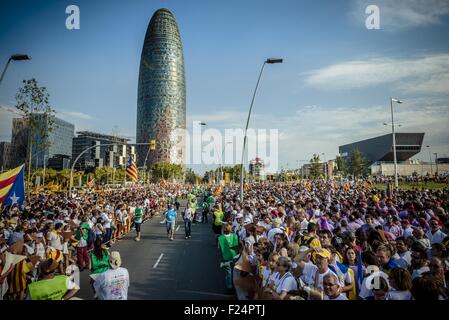 Sept. 11, 2015 - Thousands of Catalans in white shirts fill Barcelona's Meridiana Street waving flags as they rally on Catalonia's national day to claim the independence from Spain © Matthias Oesterle/ZUMA Wire/Alamy Live News Stock Photo