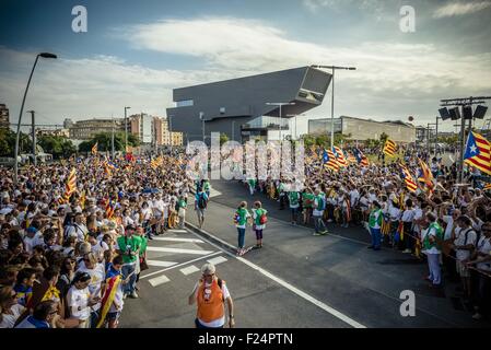 Sept. 11, 2015 - Thousands of Catalans in white shirts fill Barcelona's Meridiana Street waving flags as they rally on Catalonia's national day to claim the independence from Spain © Matthias Oesterle/ZUMA Wire/Alamy Live News Stock Photo