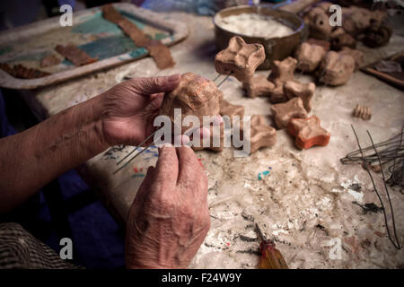 Mexico City. 4th Sep, 2015. Image taken on Sept. 4, 2015 shows Claudia Duran elaborating a cardboard figure in her workshop in Mexico City, capital of Mexico. Claudia Duran, 80 years old, has dedicated herself to creating artworks with cardboard since 31 years ago. © Alejandro Ayala/Xinhua/Alamy Live News Stock Photo